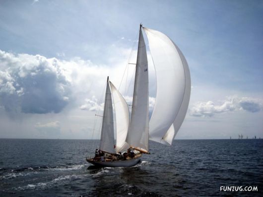 Beautiful Ships Sailing in The Seas