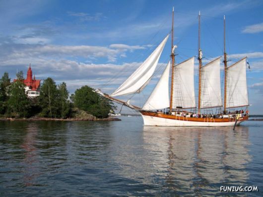 Beautiful Ships Sailing in The Seas