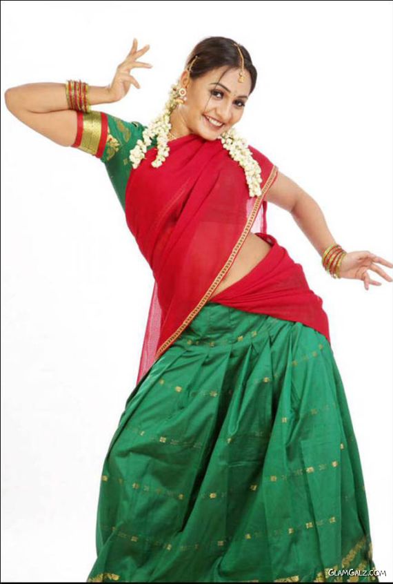 Upcoming Bollywood Babe Aashi Thakur