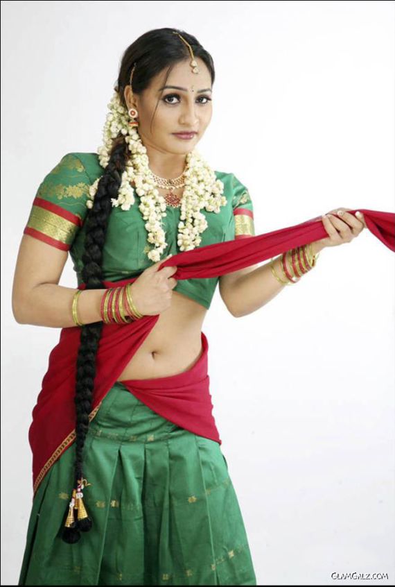 Upcoming Bollywood Babe Aashi Thakur