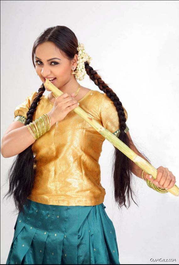 Upcoming Bollywood Babe Aashi Thakur