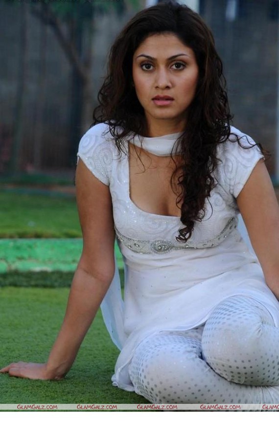 Luscious Damsel Manjhari Phadnis