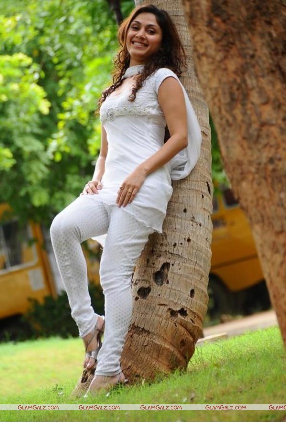 Luscious Damsel Manjhari Phadnis