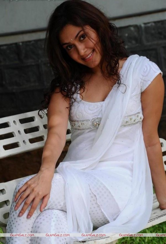 Luscious Damsel Manjhari Phadnis