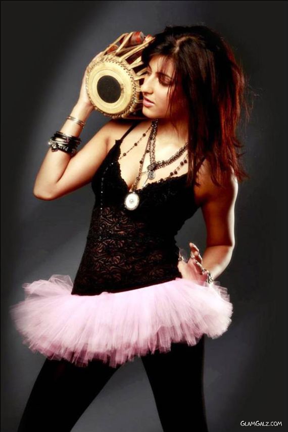 Spicy Shruti Hassan in Black