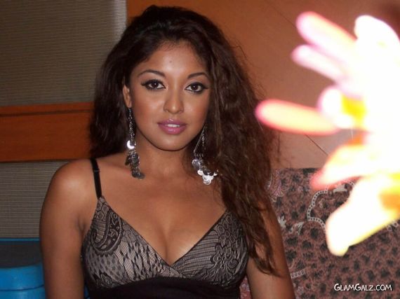 Click to Enlarge - Tanushree Dutta Hot Wallpapers
