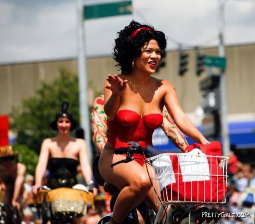 Galz Who Love Bicycles