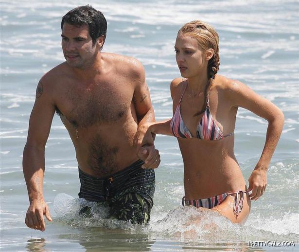 Jessica Alba Bikini Photos